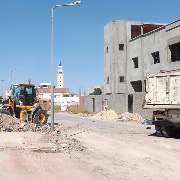 حملة النظافة لرفع فواضل البناء والهدم بمنطقة المنيهلة