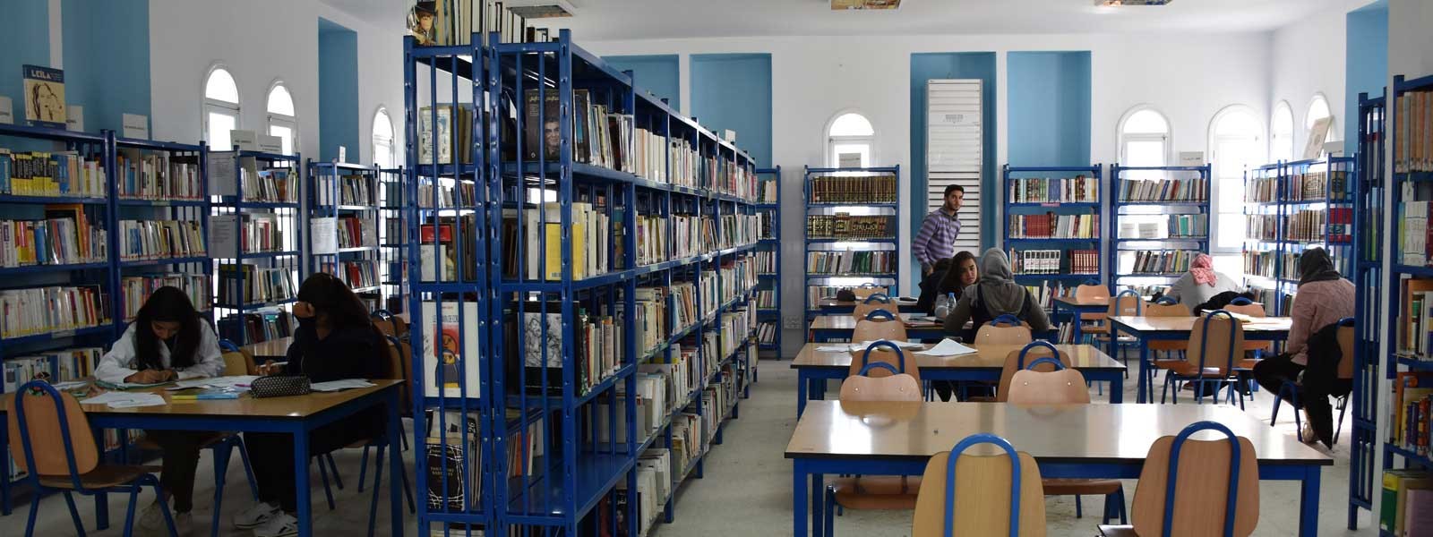 المكتبة العموميــــة بالمنيهلــــة